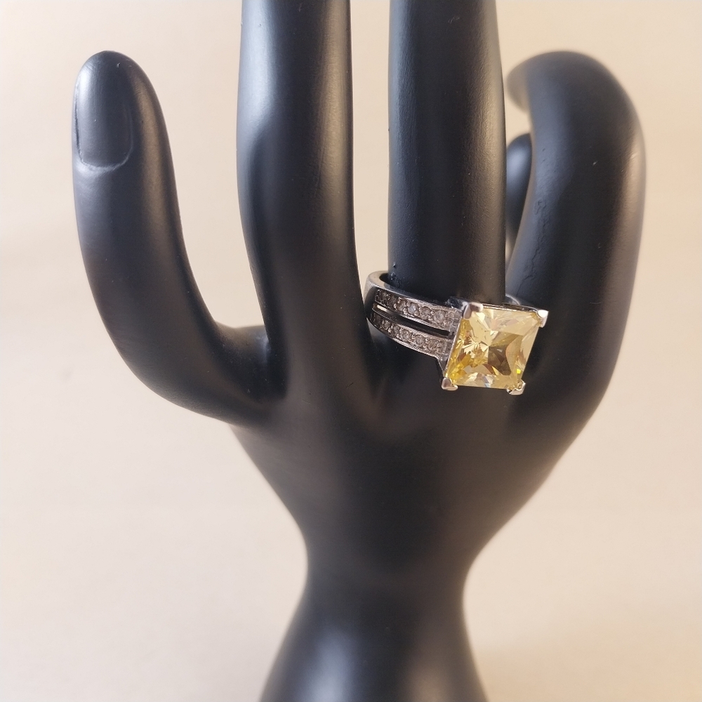 18 KGF  and Yellow Gemstone Ring - Picture 3 of 15